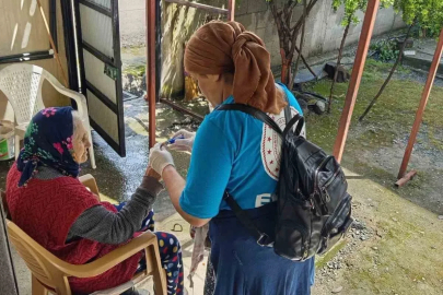 Erzin’de yaşlı vatandaşların evinde vefa temizliği gerçekleştiriliyor
