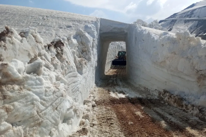 Yüksekova’da 8 metrelik kar tünelleri: İş makinesi içinde kayboldu
