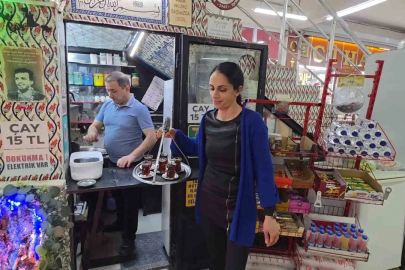 Yaklaşık 3 metrekarelik iş yerini sanat eseri niteliğinde bir mekâna dönüştürdü
