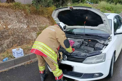 Arsuz’da otomobilin motoruna giren kediler kurtarıldı
