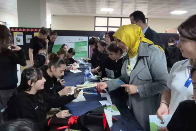 Düzce’de minik yazarlar imza günü yaptı
