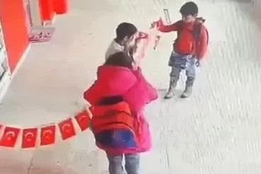 Erzurum’dan yürekleri ısıtan görüntüler: Minikler yere düşen bayrağı asmak için seferber oldular
