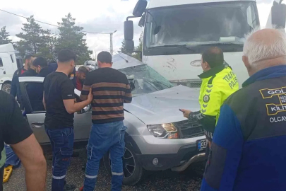Kamyon ile otomobil çarpıştı: 1 ölü
