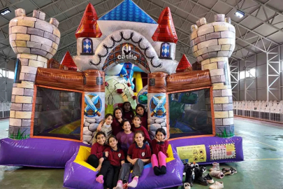 Köy çocukları için şişme oyun parkı kuruldu
