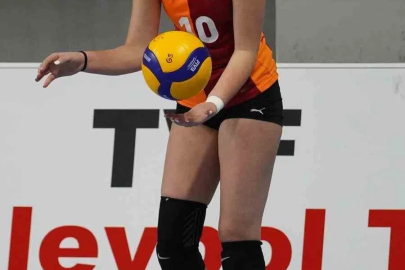 Ayvalıklı genç voleybolcu Minel Yalçın milli takım kampına davet edildi
