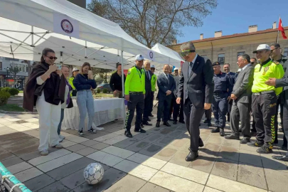 Vali Yılmaz alkol gözlüğünü taktı, futbol topunu kaleye göndermede hayli zorlandı

