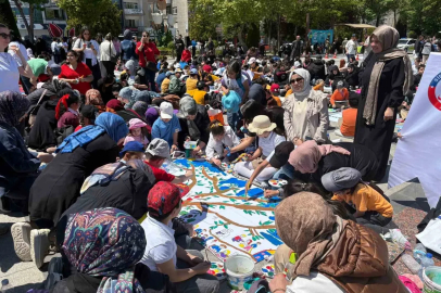 2 bin 200 öğrenci sanat festivalinde 50 metrelik dev brandayı boyadı
