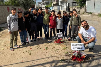 Adana’nın köstebek yuvasına dönen yollarına çiçek diktiler
