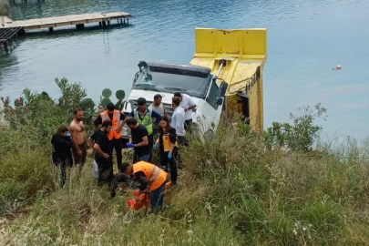 Araç ezilmekten son anda kurtuldu: Kamyon denize düştü, 2 kişi yaralandı
