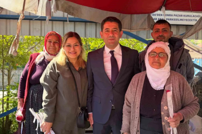 Feke’de kadın pazarcılara Anneler Günü hediyesi başkandan
