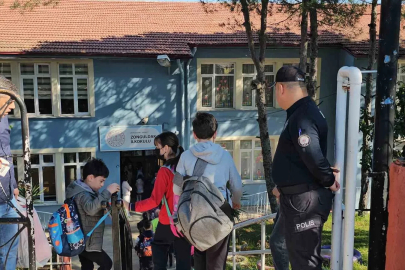Öğrencilerle teneffüste ip atlayan polis, gönülleri fethetti
