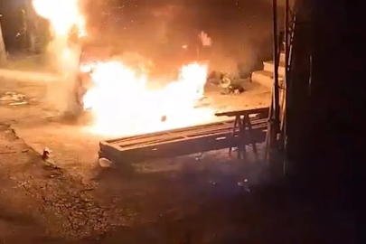 Kırıkkale’de park halindeki otomobil alev topuna döndü
