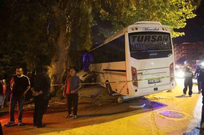 Alkollü sürücünün kullandığı minibüs iş yerine daldı: 2 yaralı
