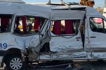 Tırla çarpışan işçi servisi devrildi: 8 yaralı
