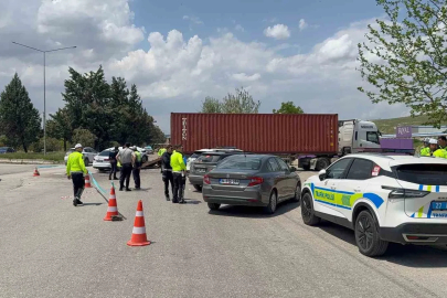 Otomobil tıra arkadan çarptı: 1 ölü, 4 yaralı

