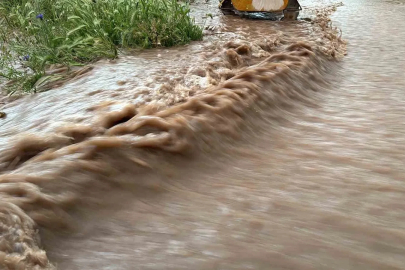 Aksaray’da sağanak sonrası yollar göle döndü

