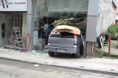 Samsun’da terzi dükkanına otomobil girdi
