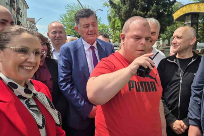 Engellilerin yürüyüşü down sendromlu Deha’nın telsiz anonsuyla başladı
