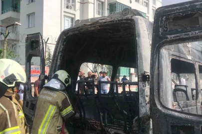Diyarbakır’da park halindeki minibüs küle döndü
