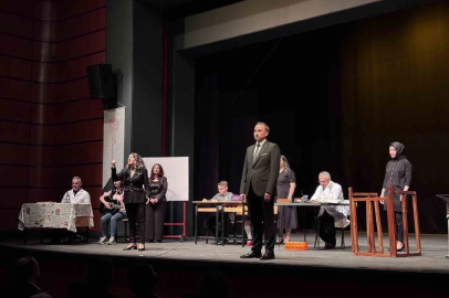 Öğretmenlerden okullardaki şiddete ‘sahnede’ farkındalık

