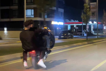 Plaka yok, kask yok: 3 kişi tek motosiklete bindi ön kaldırıp şov yaptı
