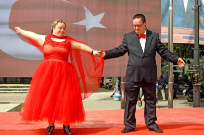 Çeşme’de engelleri aşan renkli buluşma
