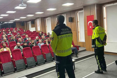 Patnos’ta okul servis şoförlerine trafik eğitimi verildi
