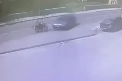 Otomobille çarpışan motosikletlinin kaza anı kameraya yansıdı
