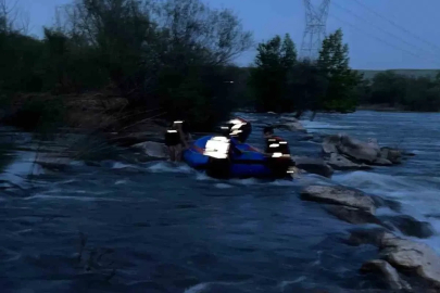Dicle Nehri’nde mahsur kalan genç kurtarıldı
