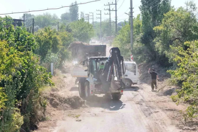 Aydın’da kırsal mahalle yollarında bakım ve temizlik çalışması
