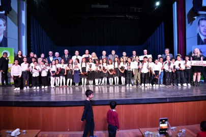 "Kalbimin En Güzel Şiiri: Annem" yarışmasının ödül töreninde duygu dolu anlar yaşandı
