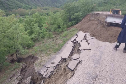 Amasya’da köy yolunda heyelan
