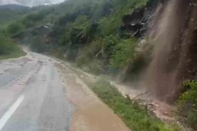 Trabzon-Bayburt karayolunda ulaşıma sel engeli
