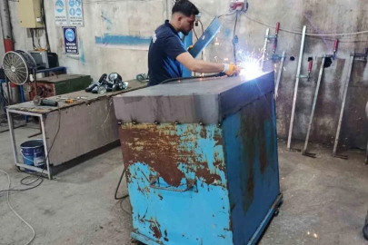 Gölcük’te eskiyen konteynerler çöpe gitmiyor, yenilenerek tasarruf sağlanıyor
