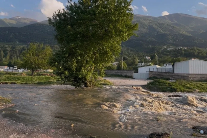 Dere yatağında su yükseldi, köprü çöktü…
