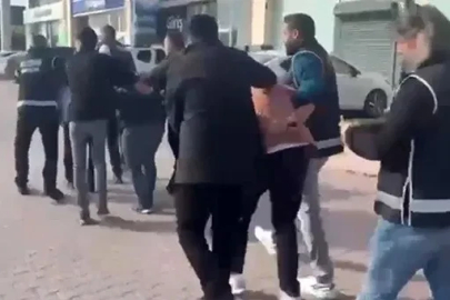 Ruhsatı bulunmayan işletmenin sahibinden 2 milyon TL alan şüphelilere yönelik operasyonun görüntüleri ortaya çıktı
