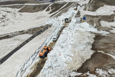 Kar kalınlığının 7 metreyi bulduğu Nemrut yolunda çalışma başlatıldı
