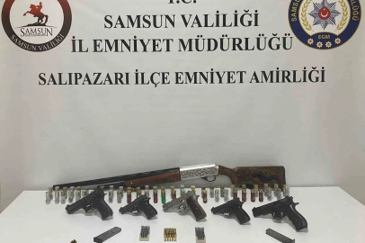 Cephanelik gibi ev: Çok sayıda silah ve mühimmat ele geçirildi
