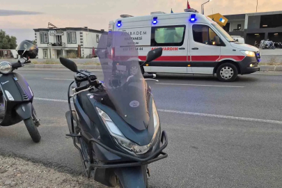 Motosiklet otomobile çarptı: 2 yaralı
