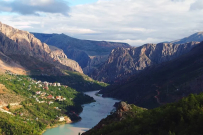 Kemaliye’de kayalığın tepesine yapılan ev merak uyandırıyor
