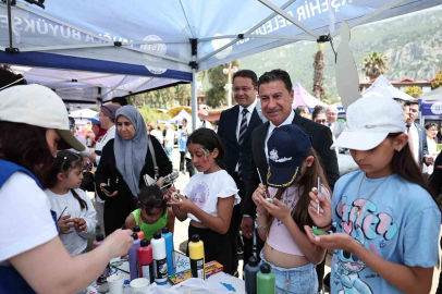 Akyaka sahilinde gökyüzü uçurtmalarla renklendi
