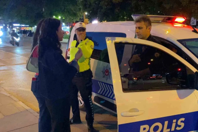 Bankamatikte unutulan parayı görüp polise teslim etti
