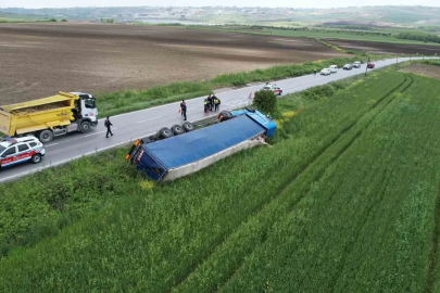 Arnavutköy’de Ukrayna’ya giden ıslak mendil yüklü tır tarlaya devrildi
