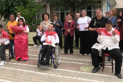 Edirne’de temsili askerlik töreninde duygu dolu anlar yaşandı: Özel bireyler askere uğurlandı
