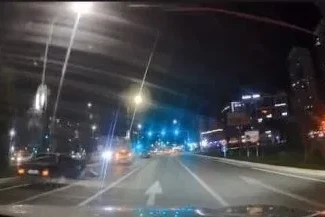 Makas atarken otomobile arkadan çarptı... Kaza anı kamerada
