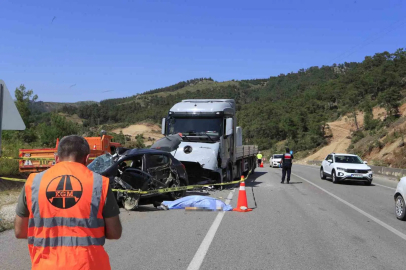Mermer yüklü tırla kafa kafaya çarpışan otomobildeki çift hayatını kaybetti
