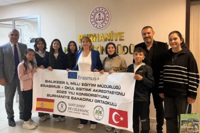 Burhaniye’de İspanya’dan dönen öğrenciler müdür Zihni’yi ziyaret etti

