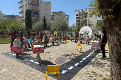 Atıklardan araç yaptılar, trafiği uygulamalı öğrendiler
