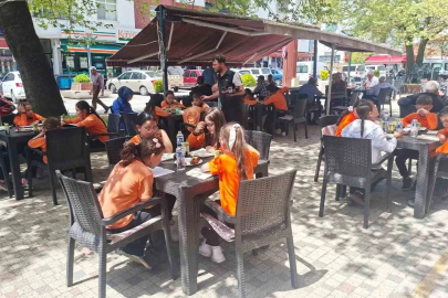 Hisarcık’ta kahvehane önünde kitap okuma etkinliği
