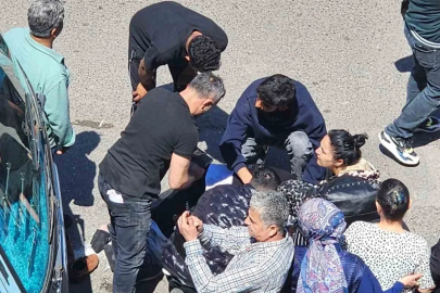 Yolun karşısına geçmek isteyen kadın minibüsün altında kaldı, vatandaşlar minibüsü iterek altındaki kadını kurtardı
